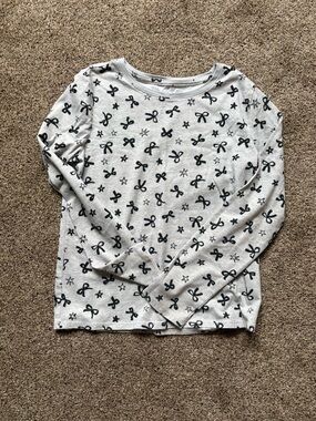 Girls' Light Gray Long-Sleeve Top with Black Bow Print